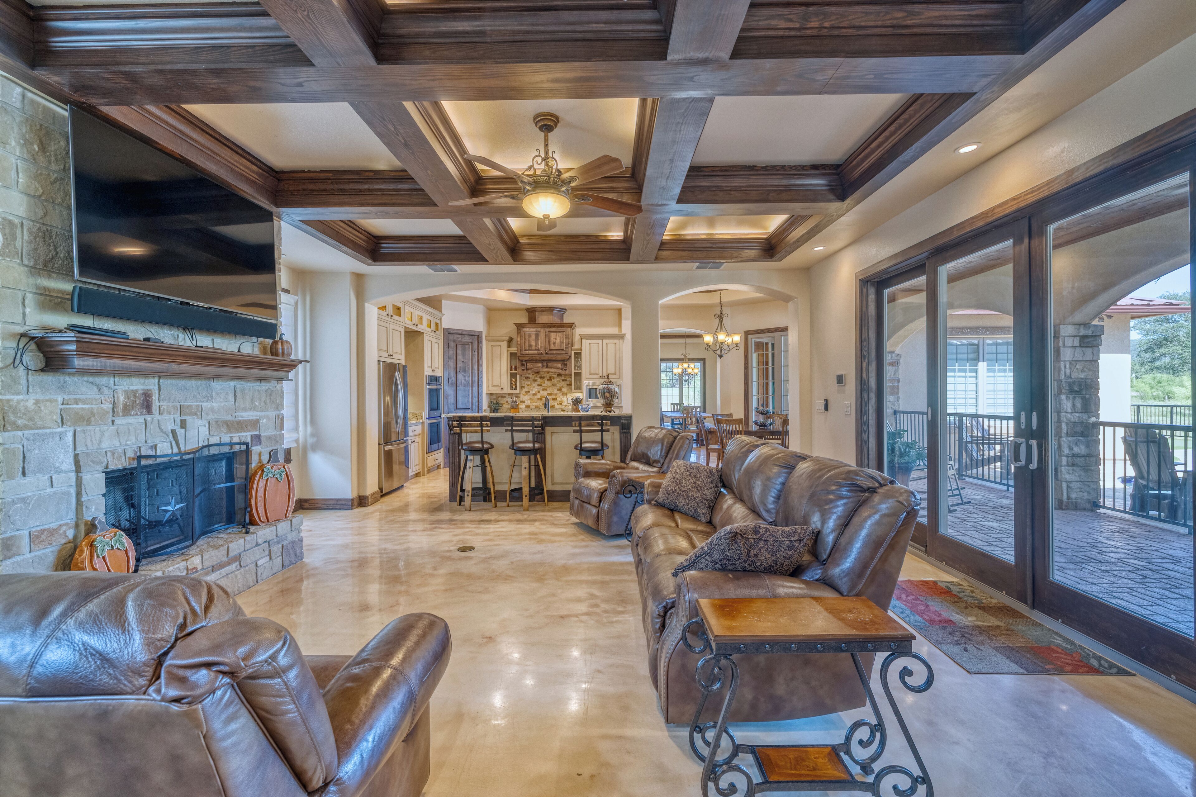 TV connectée, cheminée, livres, espaces bureaux