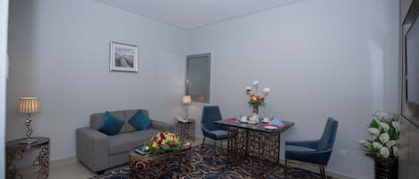 Una sala de estar moderna con sofá, mesa de centro, mesa de comedor y sillas.