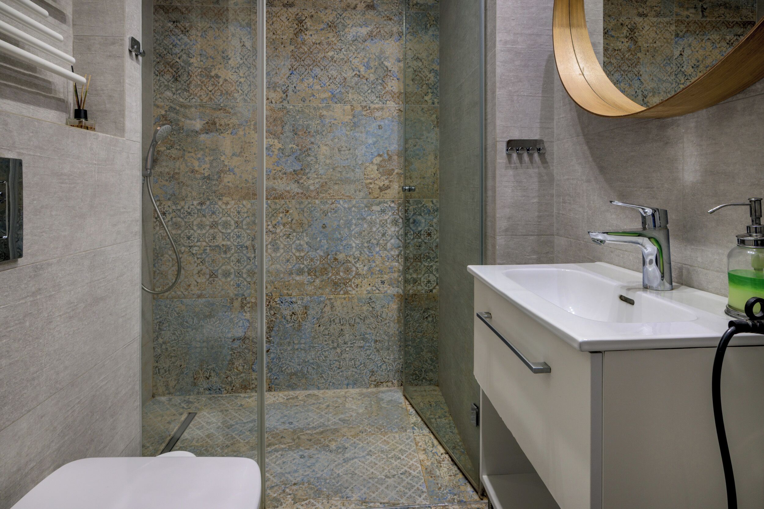 Une salle de bain avec une douche, un lavabo et des toilettes.