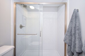 Dusche, Haartrockner, Handtücher