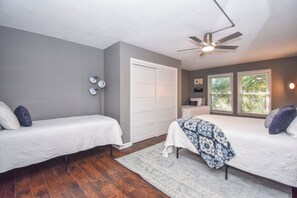 2 habitaciones, tabla de planchar con plancha, wifi y ropa de cama 