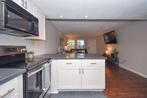 NEW! Eagles Landing 2BR/2BA condo in Auburn close to downtown! Sleeps 7!