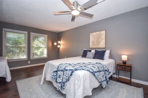 2 عدّة غرف نوم ومكواة/لوح كي وواي فاي وملاءات أسرّة