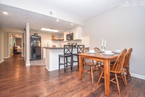 NEW! Eagles Landing 2BR/2BA condo in Auburn w/3 parking passes! Sleeps 7!