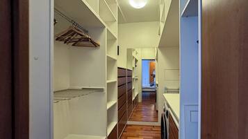 2 Schlafzimmer, Zimmersafe, Schreibtisch, Bügeleisen/Bügelbrett