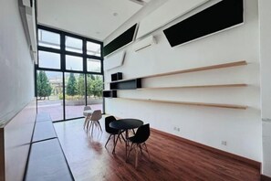 المنشأة من الداخل