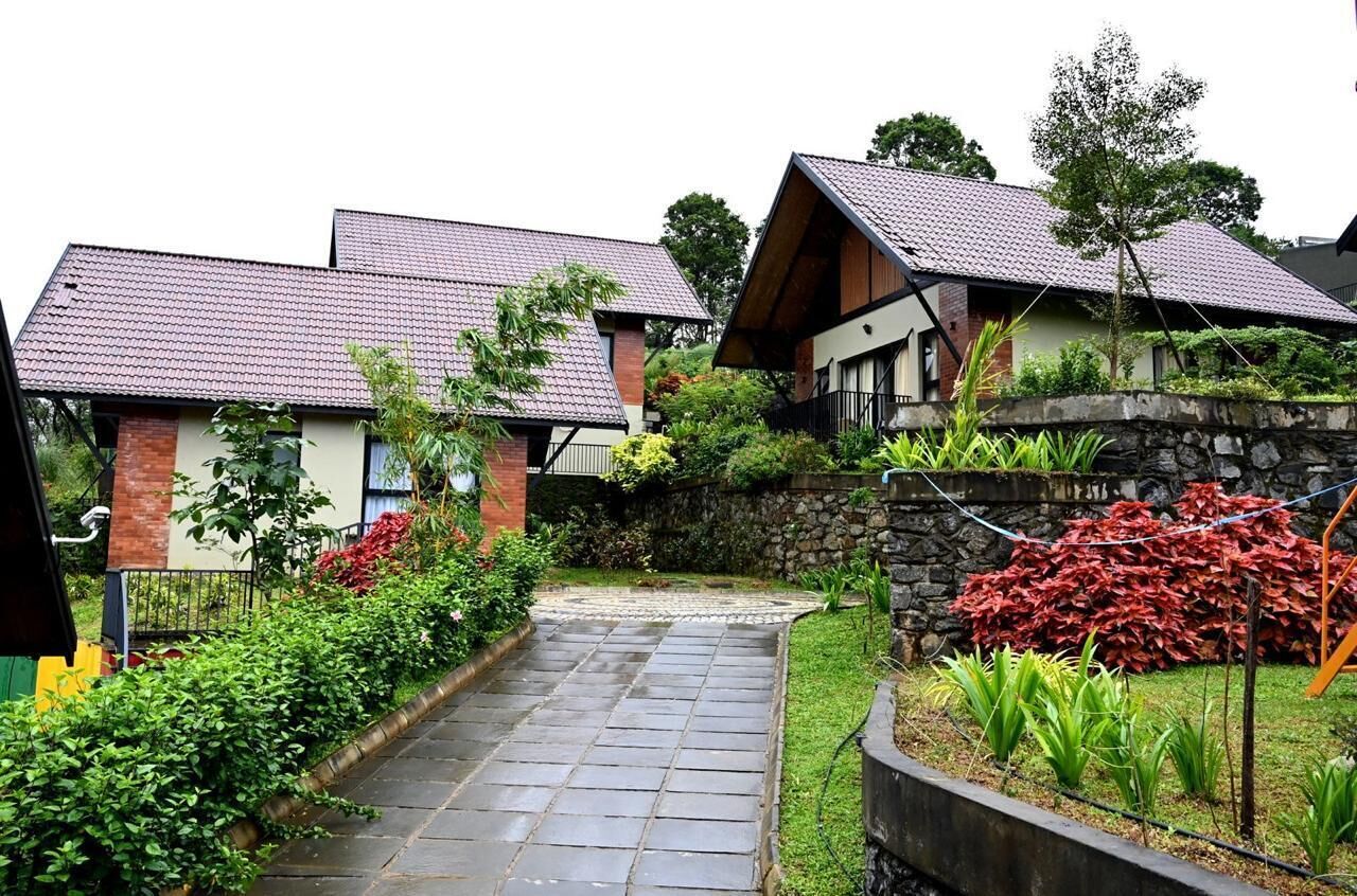 Espacio para trabajar con un portátil y tabla de planchar con plancha