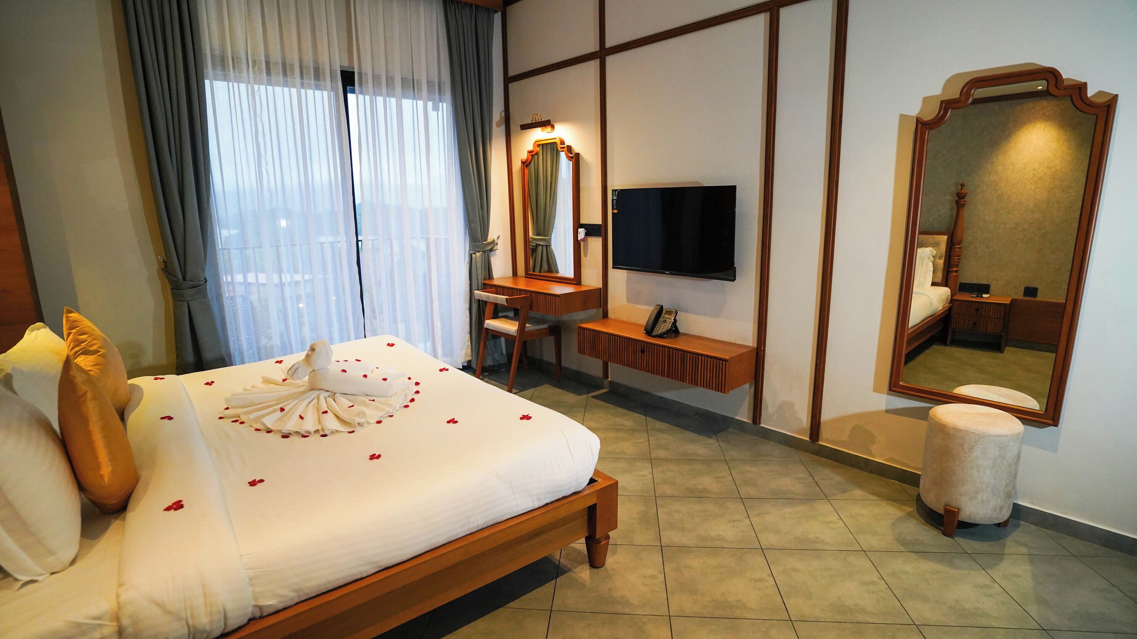 Deluxe Room | Laptop workspace, iron/ironing board, free WiFi