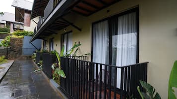 Standard Room, 1 King Bed, Garden View | Laptop workspace, iron/ironing board, free WiFi
