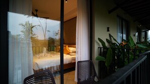 Laptop workspace, iron/ironing board, free WiFi