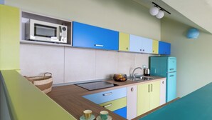 冷蔵庫、トースター、ハイチェア、調理器具と食器
