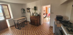 冷蔵庫、電子レンジ、オーブン、コンロ