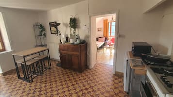 Réfrigérateur, four à micro-ondes, un four, surface de cuisson