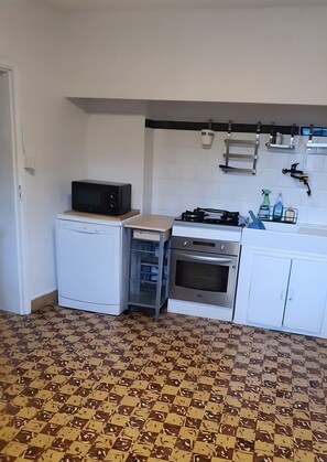 Frigorífico, microondas, horno y placa de cocina