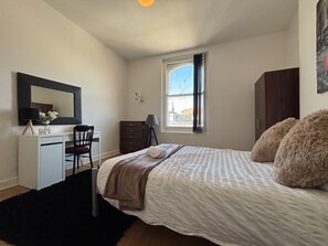 4 bedrooms, iron/ironing board, free WiFi, bed sheets - 4 Beds-sleeps 8-central-office Space (Leicester)