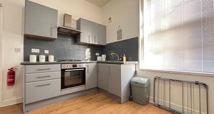 4 Beds-sleeps 8-central-office Space