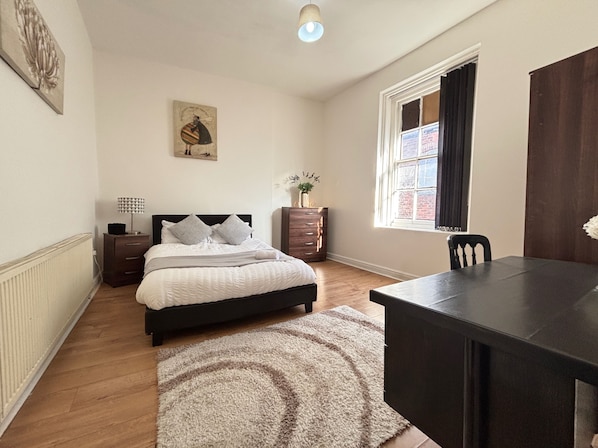 4 bedrooms, iron/ironing board, free WiFi, bed sheets