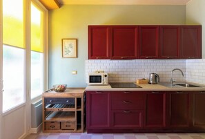 Kühlschrank, Toaster, Hochstuhl, Kochgeschirr/Geschirr/Besteck