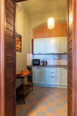 Kühlschrank, Toaster, Hochstuhl, Kochgeschirr/Geschirr/Besteck