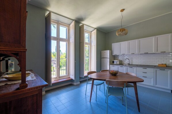 Réfrigérateur, grille-pain, chaise haute