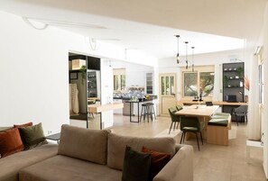 TV - Ria’s Apartment with Private Pool (Agios Nikolaos)