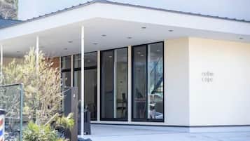 Un edificio moderno con ingresso coperto, ampie finestre e un cartello che riporta la scritta 'Noble Cove'.