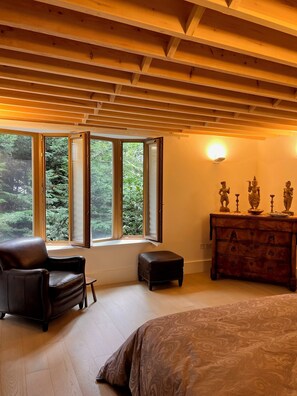4 bedrooms, iron/ironing board, WiFi, bed sheets