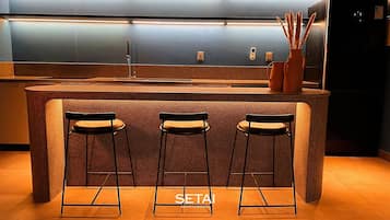 Frigobar, microondas, utensilios de cocina