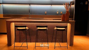 Mini-fridge, microwave, cookware/dishes/utensils - Setai Aquamaris - by Setai Apartaments (João Pessoa)
