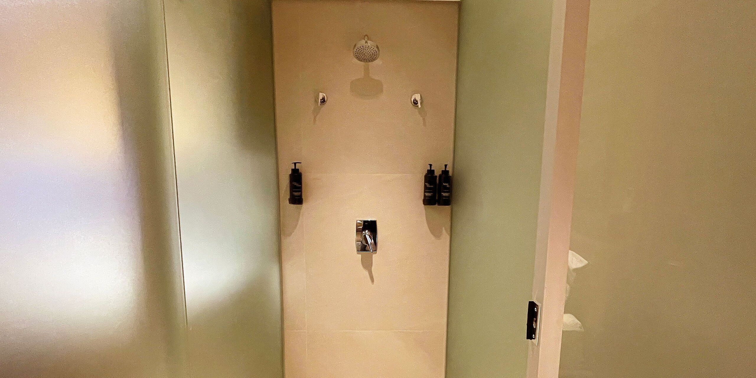 Apartamento Deluxe, bañera de hidromasaje | Baño | Ducha, secador de pelo, toallas y jabón