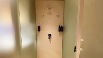 Apartamento Deluxe, bañera de hidromasaje | Baño | Ducha, secador de pelo, toallas y jabón