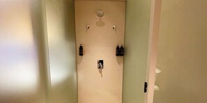 Leilighet – deluxe, massasjebadekar | Bad | Dusj, hårføner, håndklær og såpe