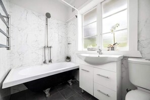 Regadera y secadora de cabello 