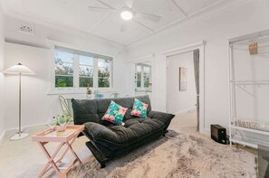 Televisión y oficina 