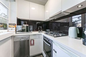 Microondas, horno, placa de cocina, lavavajillas