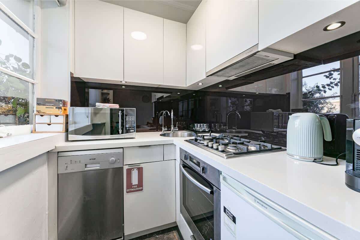 Micro-ondes, four, plaque de cuisson, lave-vaisselle