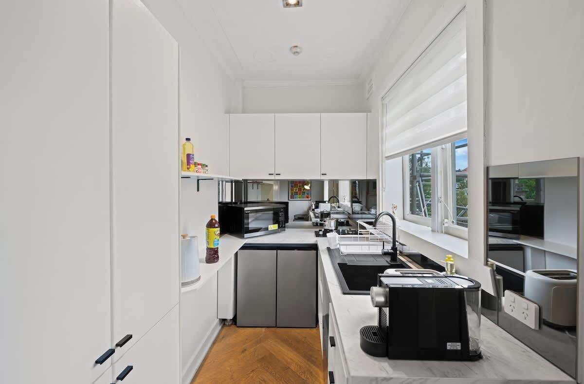 Fridge, microwave, stovetop, dishwasher