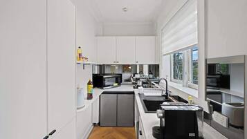 Køleskab, mikrobølgeovn, kogeplade, opvaskemaskine