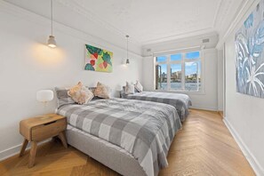 1 habitación, tabla de planchar con plancha, cuna de viaje y wifi 