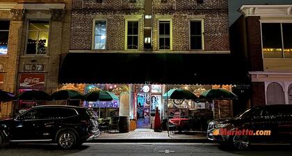 Charming 1-bedroom apartment in wonderful Marietta. Walk to the Square!