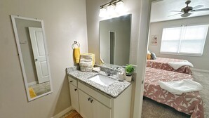 Douche, serviettes fournies, savon, papier de toilette