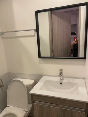 Shower - Marvelous condo unit in Capitol Commons! (Pasig)