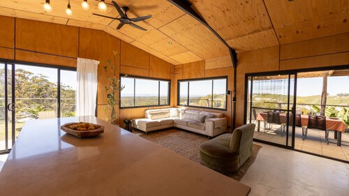 Ocean View Escape - less than 5 min to the highway