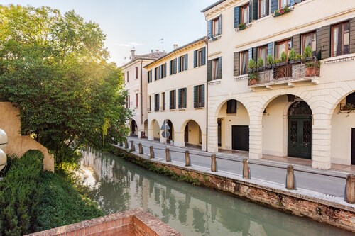 Luxury Apartment river view Treviso center