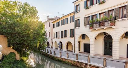 Luxury Apartment river view Treviso center