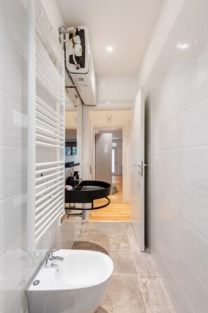 Douche, sèche-cheveux, bidet, serviettes fournies