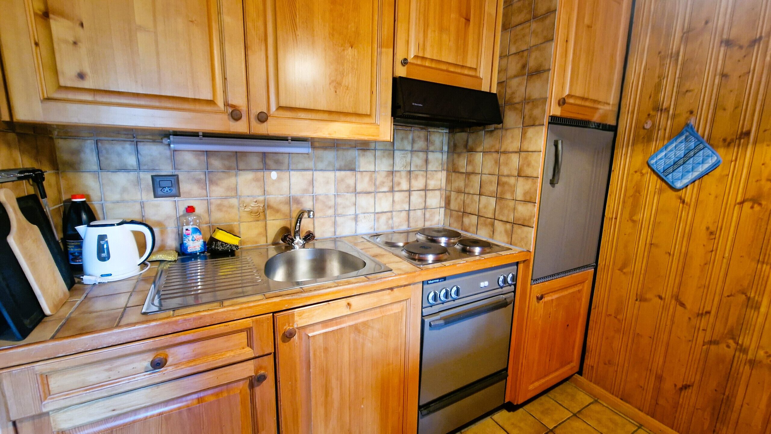 Fridge, microwave, oven, coffee/tea maker