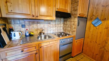 Kühlschrank, Mikrowelle, Ofen, Wasserkocher mit Kaffee-/Teezubehör