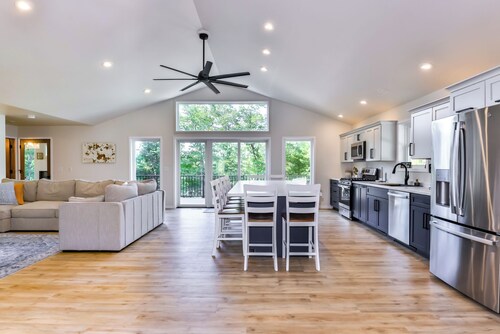 New Modern Construction on McNutt Lake, Minutes from downtown Minocqua!