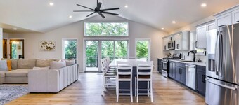 New Modern Construction on McNutt Lake, Minutes from downtown Minocqua!